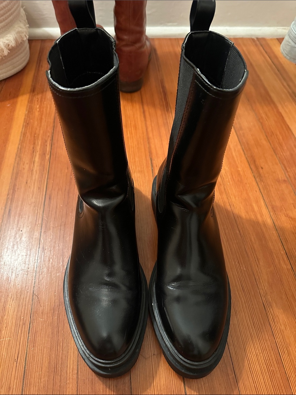 Zara Black Chelsea Boots - Sleek Pull-On Leather Boots - Picture 2 of 4